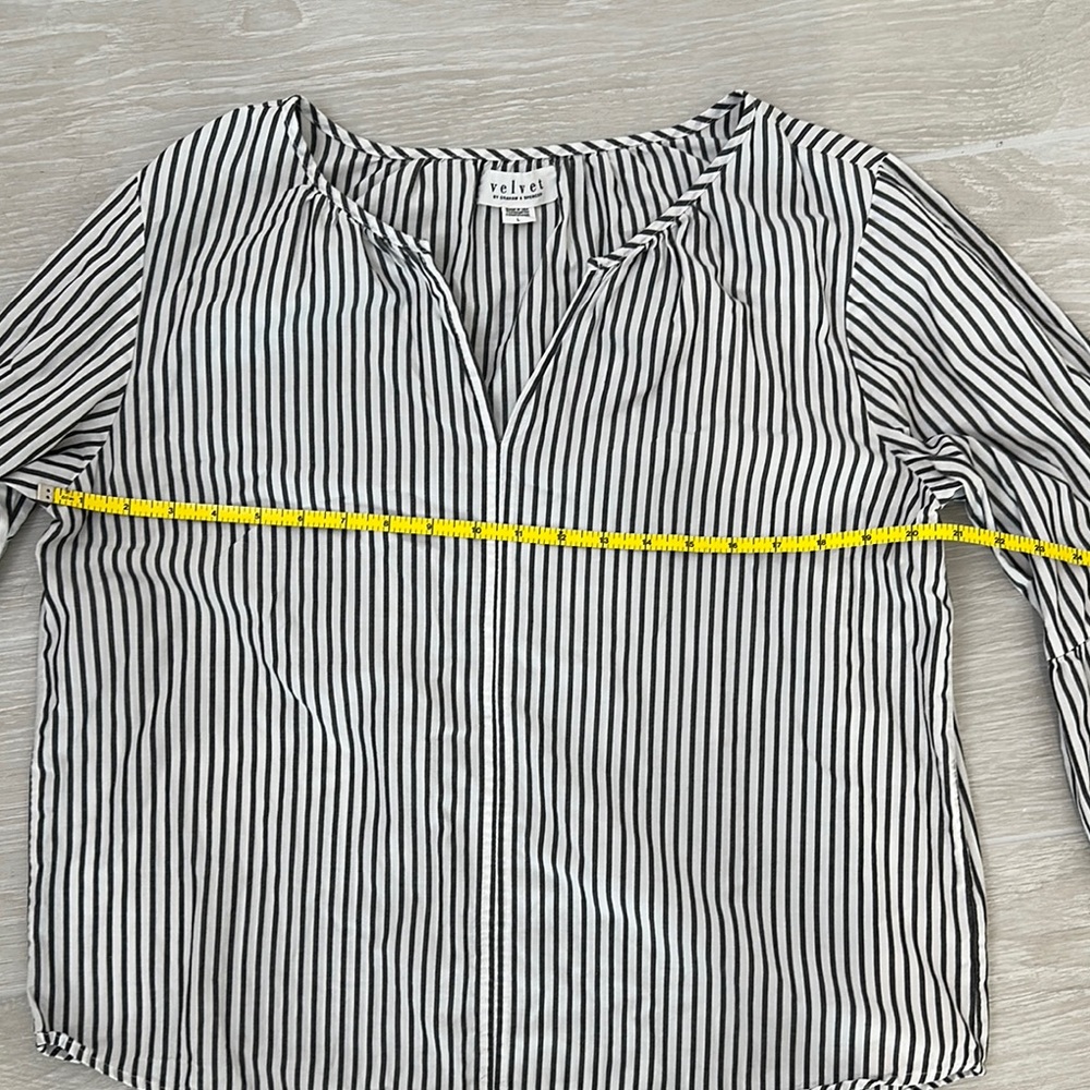 VELVET Monochrome V-Neck Striped Top
